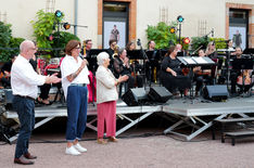Discours du maire et de Florence AT avec l'orchestre en concert devant le bâtiment de la médiathèque et de l'école de musique lors du vernissage de l'exposition de Florence AT.