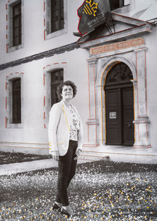 À Saint-Nicolas-de-la-Grave, les portraits de femmes engagées dans la vie de la commune et brodés par les personnes du club de patchwork local. Femme souriante devant la mairie.