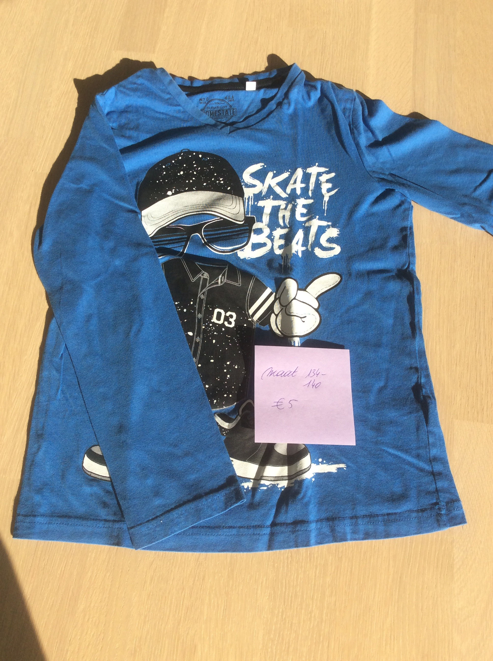 Blauw t-shirt "skate the beats" met lange mouwen maat 134-140