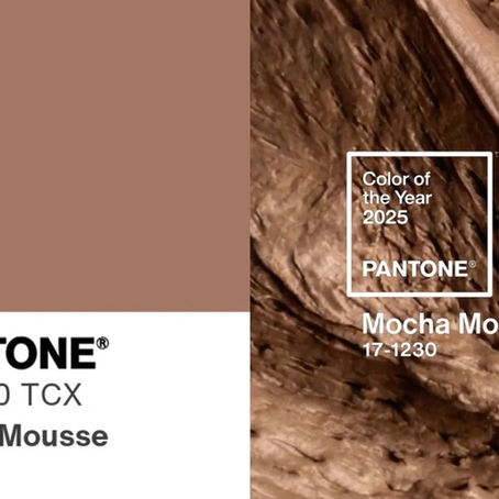 2025 Pantone 年度代表色 Mocha Mousse 摩卡慕斯，以可可般溫潤的棕色展現療癒質感，不僅是設計潮流，也成為美甲新寵。台中美甲情人美學推薦以 Mocha Mousse 為靈感，搭配霧面、珠光或金屬點綴，展現自然又高級的指尖美學，讓妳在溫柔與時尚之間找到完美平衡。