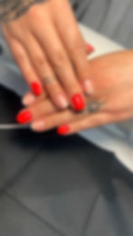 Gepflegte Hände mit roten und French-Nails Maniküre.