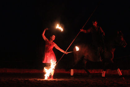Cheval et artiste de feu lors d’un spectacle nocturne