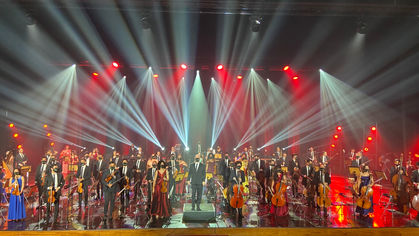 Samuel Rosa sobe ao palco com a Orquestra Sinfônica Heliópolis