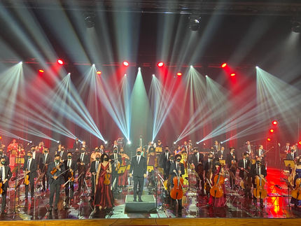 Samuel Rosa sobe ao palco com a Orquestra Sinfônica Heliópolis