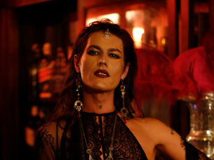 Filipe Catto apresenta o show inédito "Catto canta Gal" no Sesc Bom Retiro