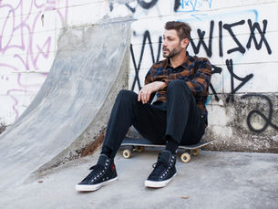 Skatista lança documentário sobre sua carreira e assina novo modelo de tênis da Converse desenvolvid