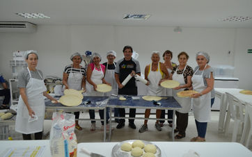 Idosos voluntários precisam de doações para ajudar crianças com câncer e famílias carentes