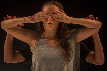 “Good/Looking” discute exposição e vulnerabilidade humana por meio de jogos teatrais e dança