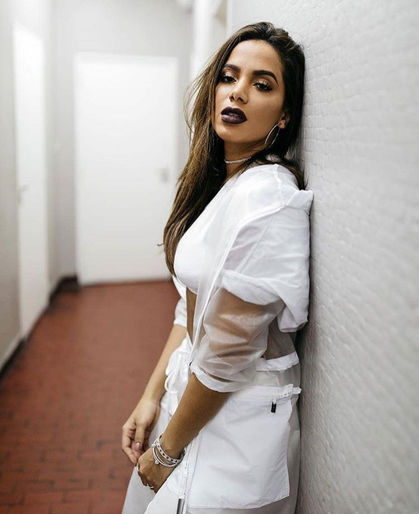 Anitta escolhe capa de chuva para arrematar look all white