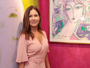 Projeto beneficente promovido por artística plástica reverte lucro de obras para mulheres em tratame