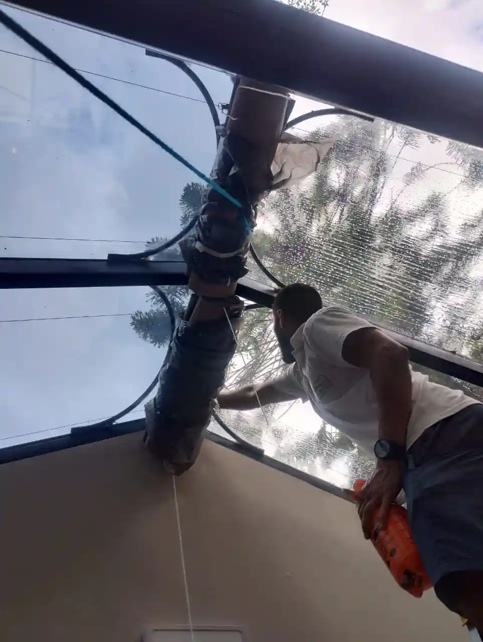 Instalador limpiando ventana de techo.