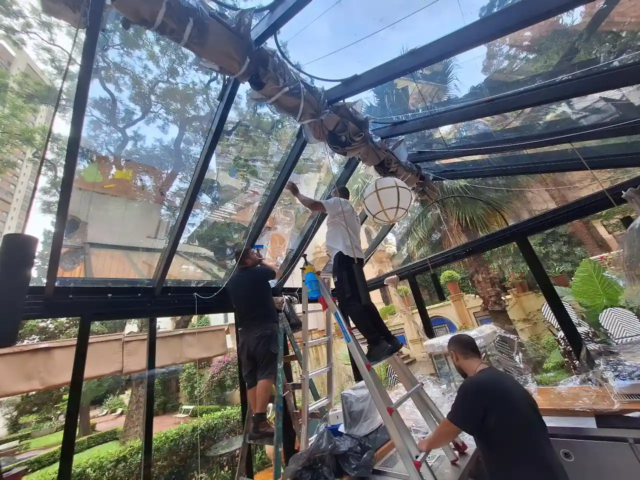 Instalador de Parasol colocando las láminas de control solar.