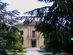 la casa padronale costruita nel 1850, Vien dietro a me, e lascia dir le genti: sta come torre ferma, che non crolla gia' mai la cima per soffiar di venti; Dante Alighieri Purgatorio, Canto V