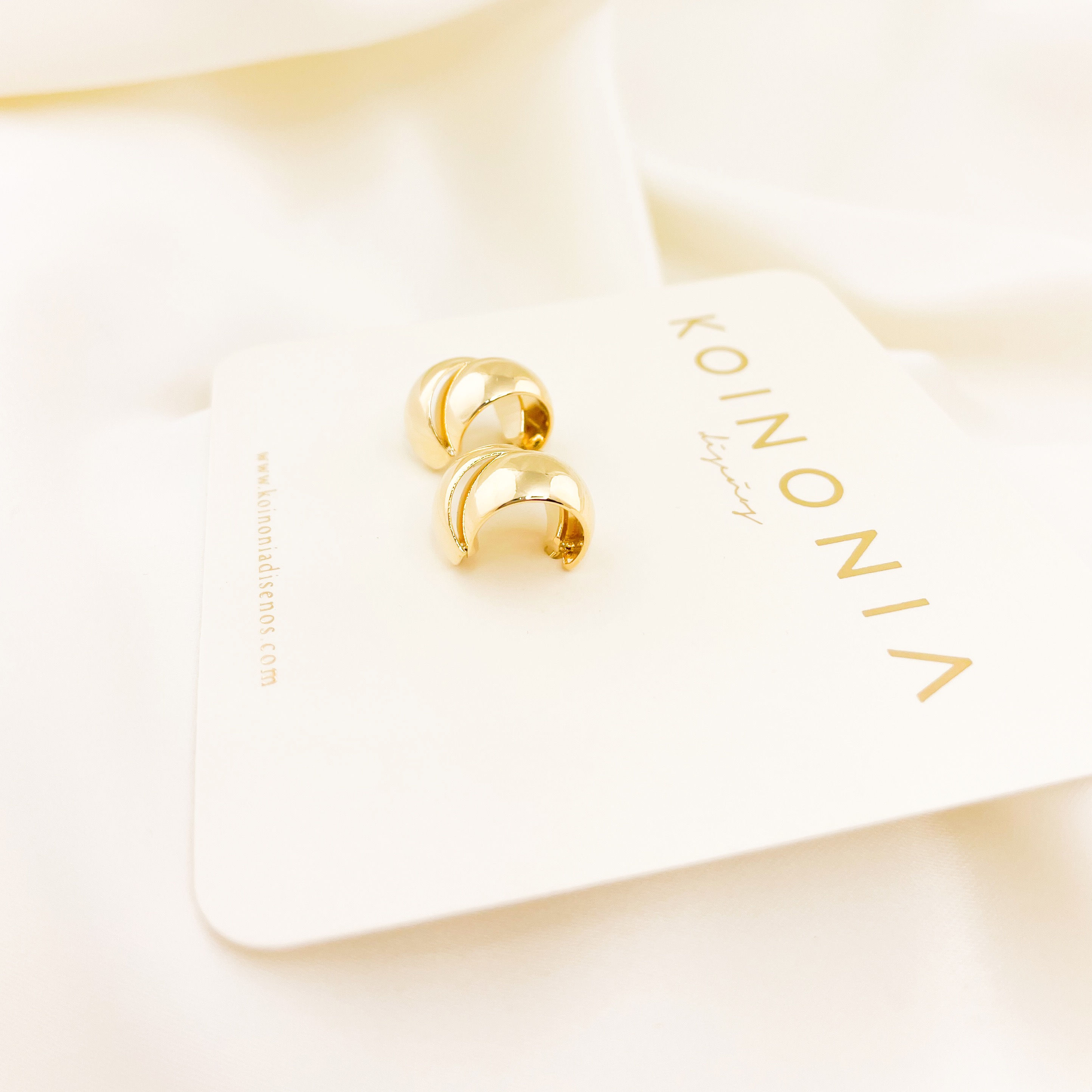 ARRACADA - ARETE SEMI ESFERA DOBLE / ORO LAMINADO DE 18K.