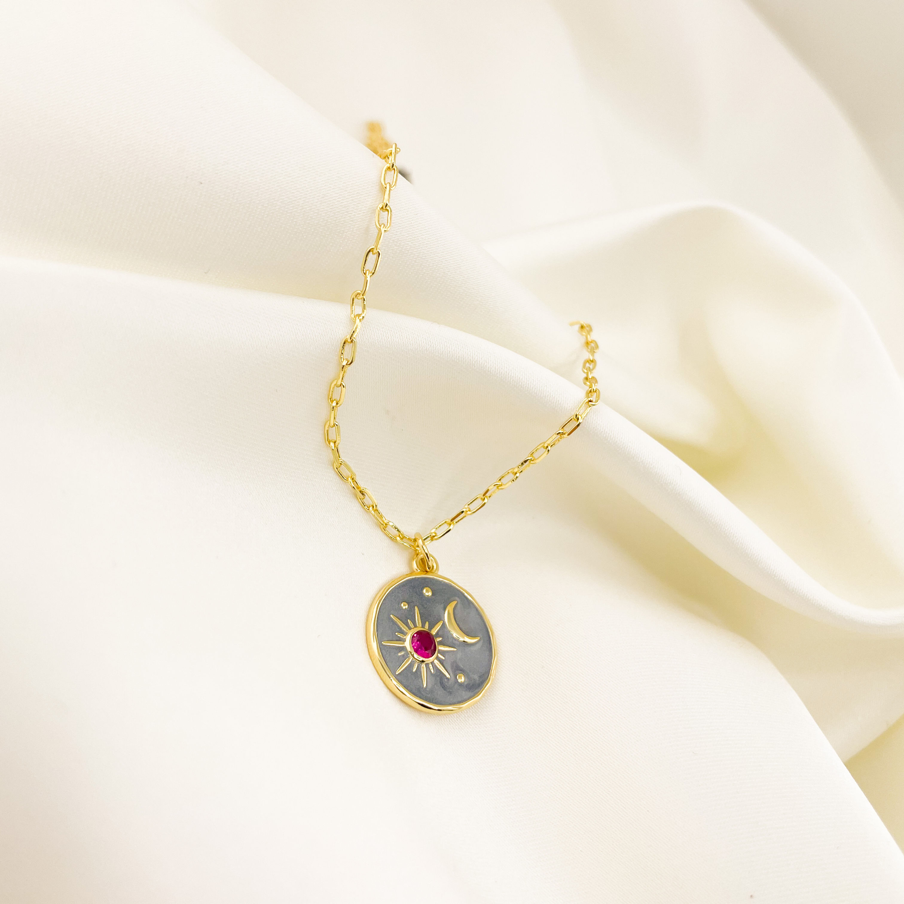 COLLAR LUNA Y ESTRELLA DOBLE VISTA / ORO LAMINADO DE 18K