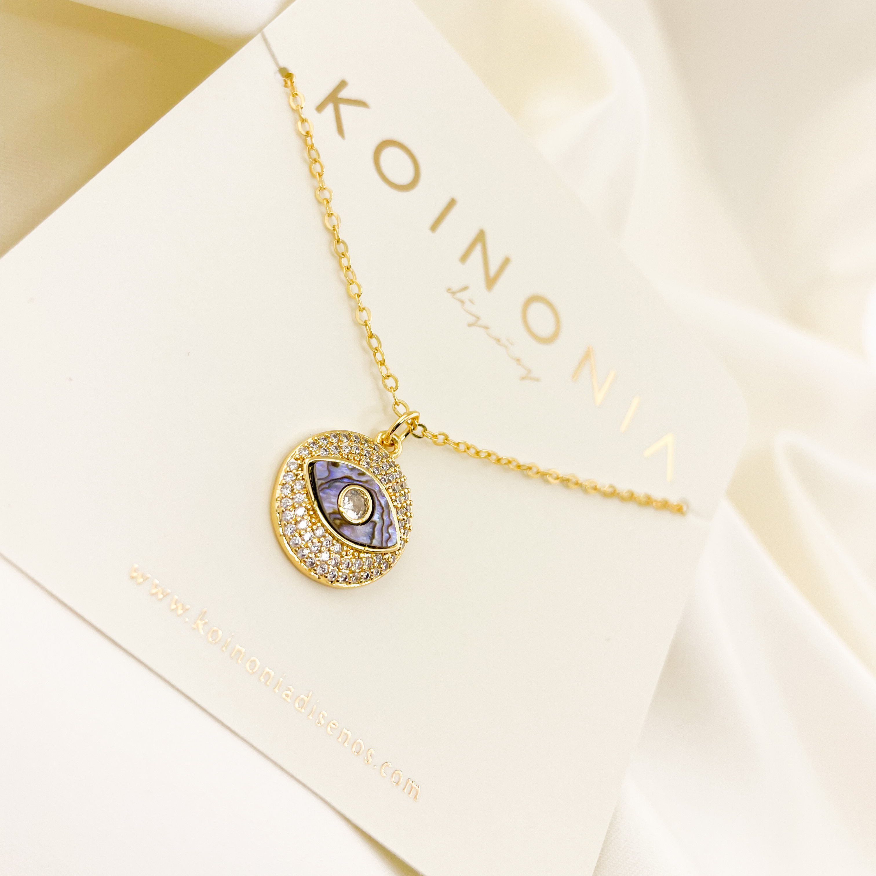 COLLAR MEDALLA CON OJO MADRE PERLA MULTI ZIRCONIAS/ ORO LAMINADO DE 18K