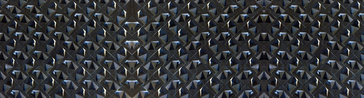 Längliches Kunstwerk in Reliefoptik in blau, schwarz und weiß