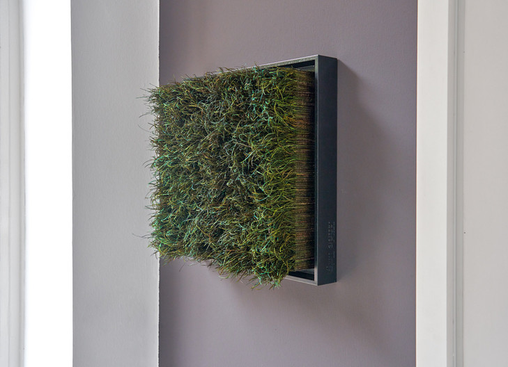 Quadratische Naturkunst von Hilde Trip aus Pfauenfedern in Frankfurter Galerie
