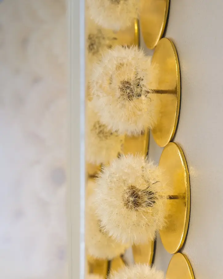 Detailansicht von Naturkunst von Hilde Trip aus konservierten Pusteblumen, Blattgold und Holz