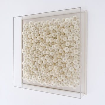 Kunstwerk aus echten getrockneten Pusteblumen von Hilde Trip