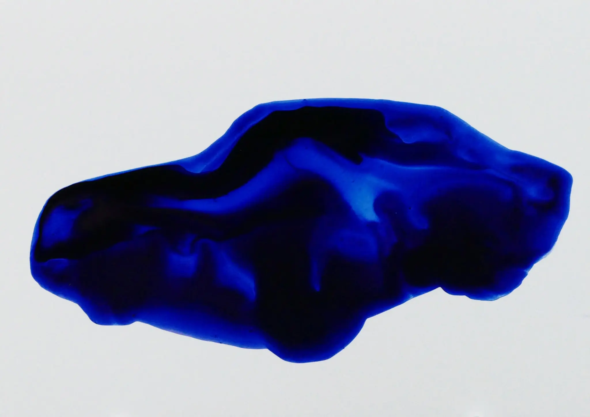 Gregor Kalus, Muscle Car, 2026, abstrahiertes Auto in intensivem Blau auf weißem Grund.