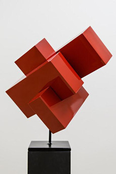 Rote Stahlskulptur von Ralph Kerstner auf schwarzem Sockel