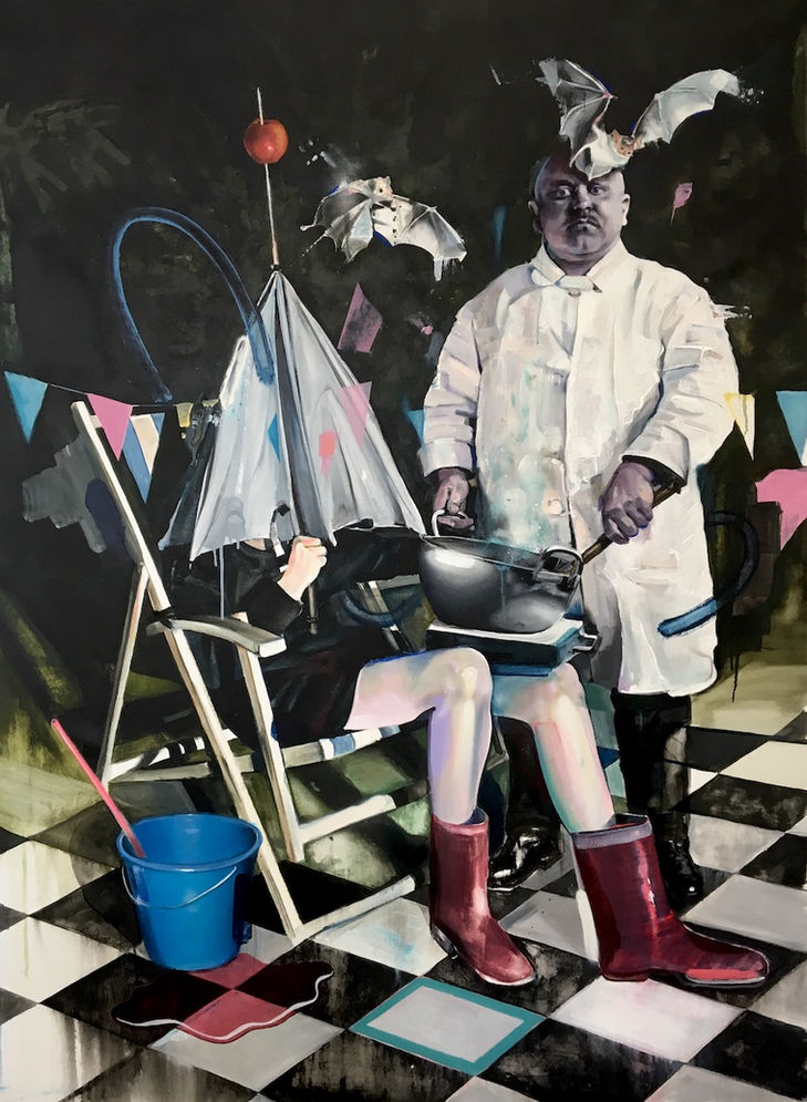 Großes Bild mit schwarzem Hintergrund und Schachbrettboden mit Bäcker von August Sander und sitzender Frau mit Regenschirm über dem Kopf und Fledermäusen in surrealer Welt von Timo von Eicken