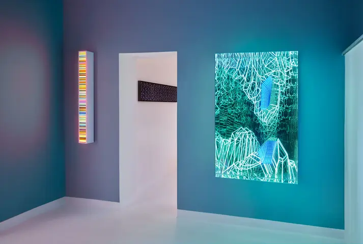 Ausstellungsansicht mit Lichtkunst von Hans Kotter mit Farbverläufen: weiße Leuchtstele "Color Code" und Lichtinstallation "Cliffs" in der Ausstellung LICHTBLICK bei Schlieder Contemporary in Frankfurt