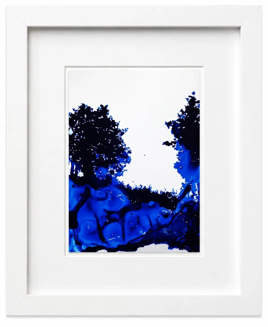 Blaues Tuschebild von abstrakt gemalter Landschaft von Gregor Kalus in weißem Rahmen