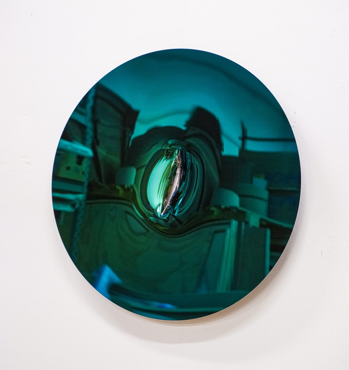 Grüne runde titanbeschichtete Metallplatte Kunstwerk vom John Franzen