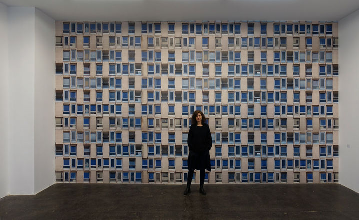 Ausstellungsansicht mit Wandinstallation von Annett Zinsmeister