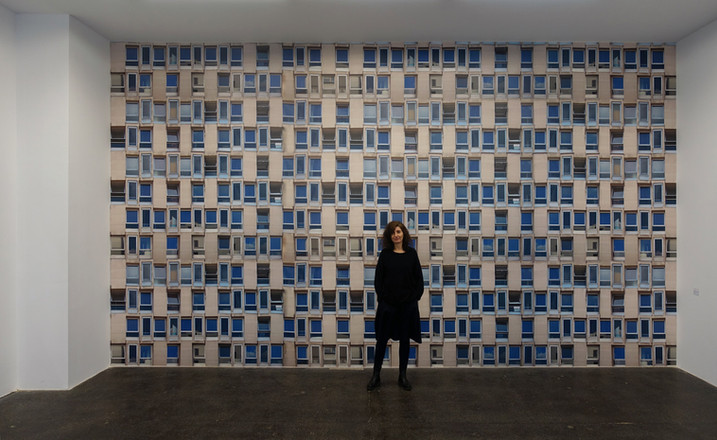Ausstellungsansicht mit Wandinstallation von Annett Zinsmeister