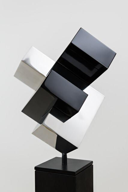Stahlskulptur in schwarz und Chrom von Ralph Kerstner auf schwarzem Sockel
