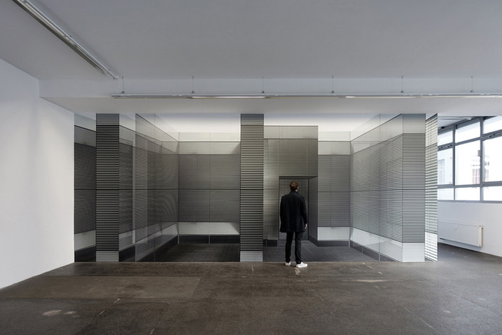 Ausstellungsansicht mit Wandinstallation von Annett Zinsmeister