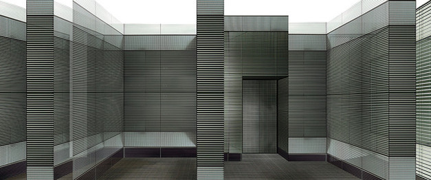 Querformatiges minimalistisches beleuchtetes Architekturbild