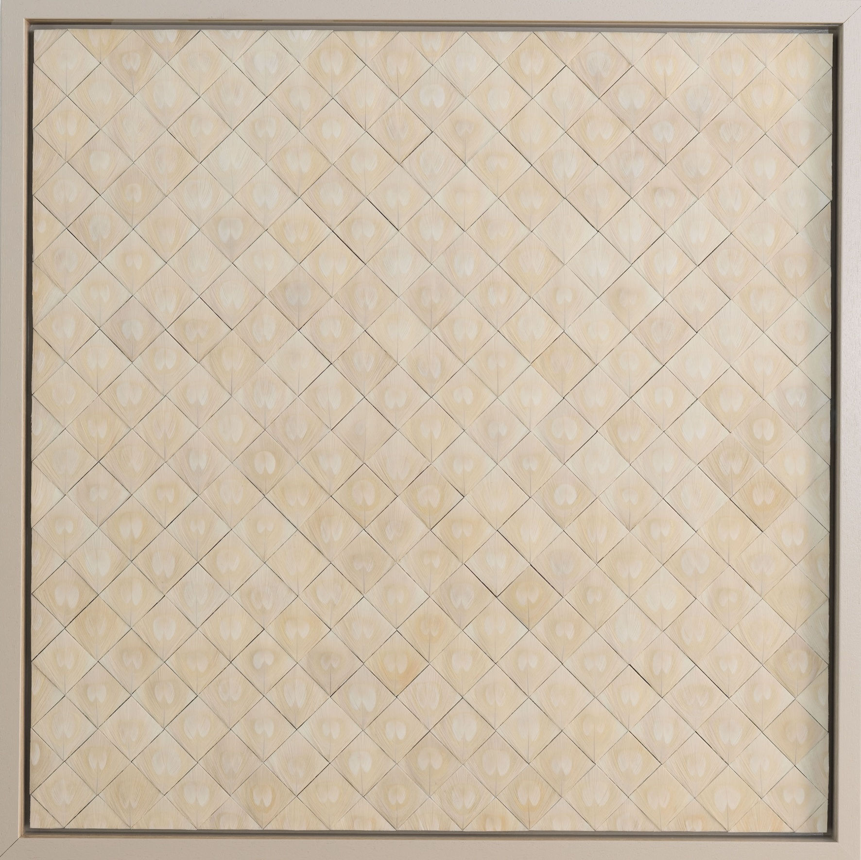 Kunstwerk A bright look von Hilde Trip aus weißen Pfauenfedern, kaufen bei Schlieder Contemporary