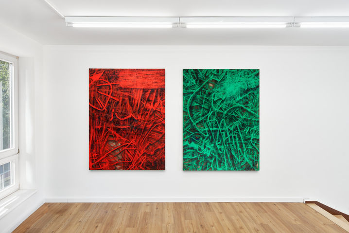 Große abstrakte Bilder in rot und grün von Gregor Kalus in Frankfurter Galerie Schlieder Contemporary