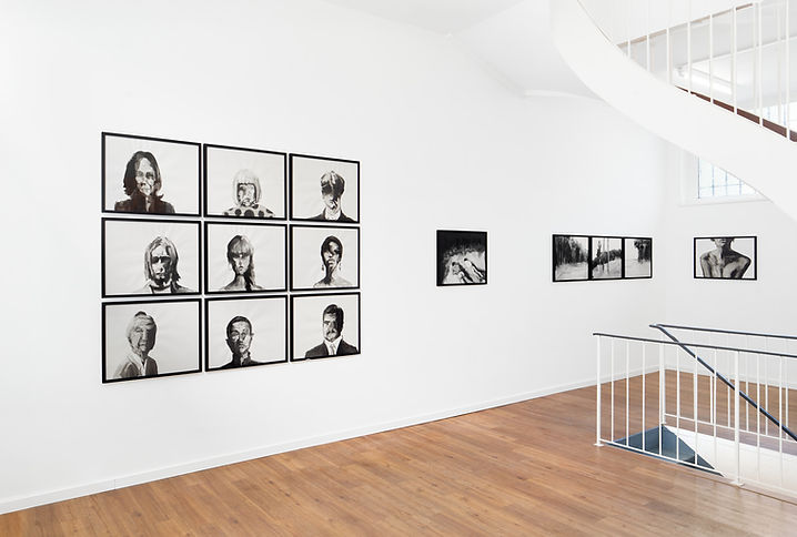 Ausstellungsansicht mit Tuschzeichnungen von Gregor Kalus bei Schlieder Contemporary