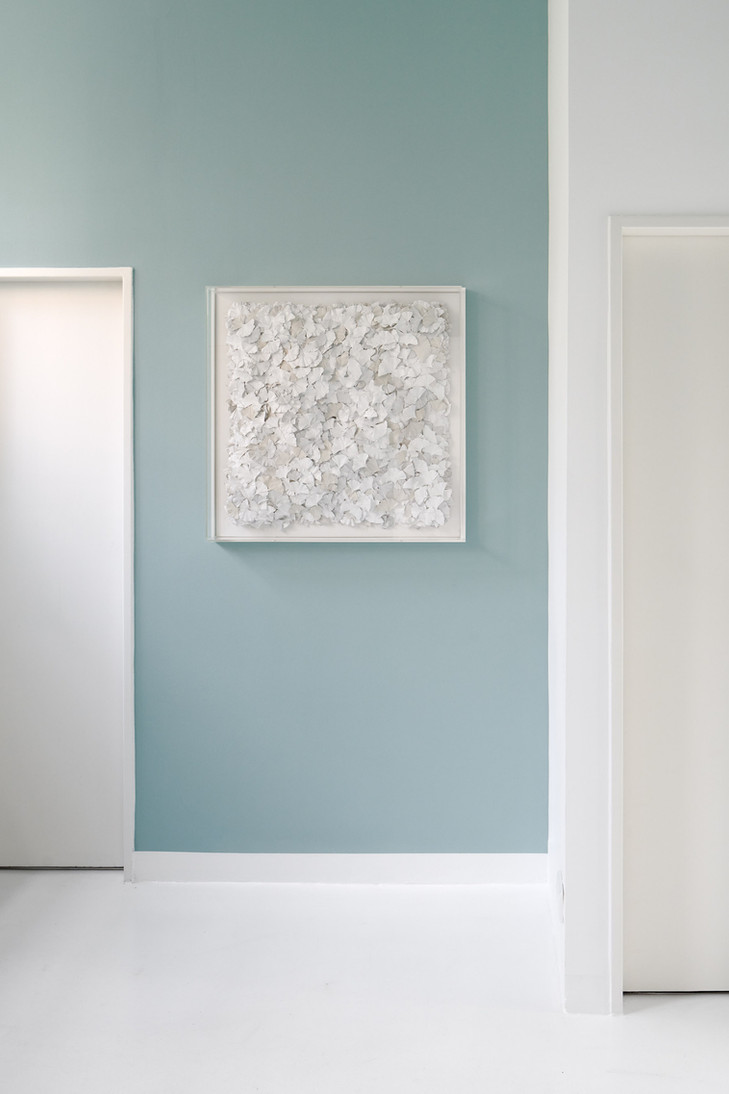 Quadratische Naturkunst von Hilde Trip aus weißen Gingkoblättern in Frankfurter Galerie