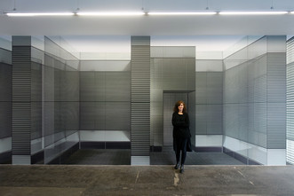 Ausstellungsansicht mit Wandinstallation von Annett Zinsmeister