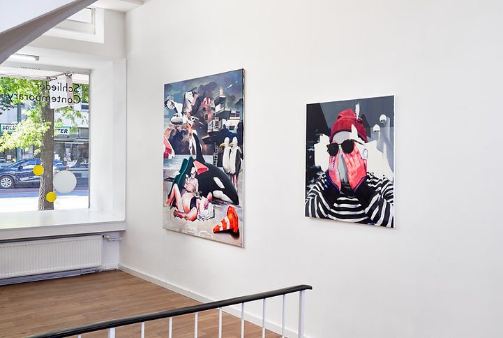 Zwei großformatige Gemälde des zeitgenössischen Künstlers Timo von Eicken hängen an einer weißen Wand im Schaufenster der Galerie Schlieder Contemporary mit Blick auf die Berliner Straße in Frankfurt am Main; links eine surreale, collageartige Szene mit Orca, Figuren und urbanen Motiven, rechts ein Porträt einer Person mit roter Mütze und Sonnenbrille, die das Gesicht mit den Händen verdeckt