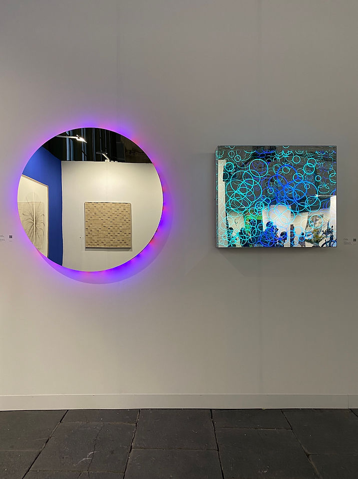 Zwei Lichtkunstinstallationen von Hans Kotter an weißer Wand