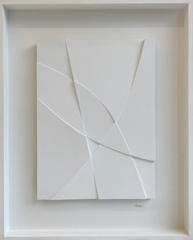 Weißes minimalistisches hochformatiges Relief Kunstwerk mit organischen Linien