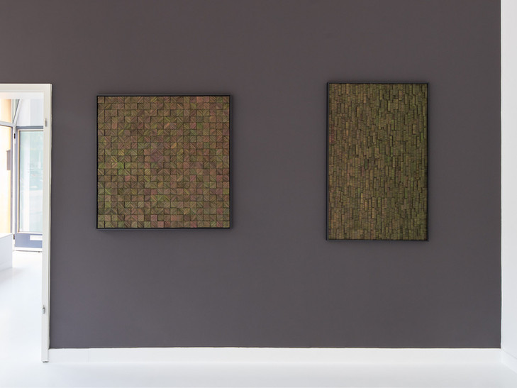 Quadratische und hochformatige Naturkunst von Hilde Trip aus Pfauenfedern in Frankfurter Galerie