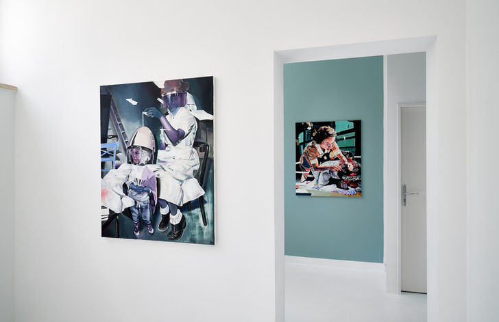 Ausstellungsansicht mit gegenständlicher Malerei von Timo von Eicken
