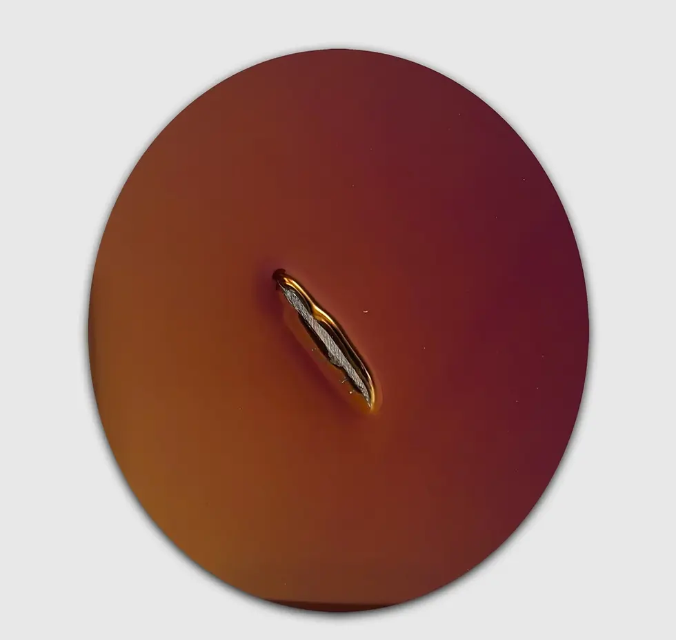 Runde pinke Stahlskulptur von John Franzen aus der Serie Creation is Destruction mit zentraler Materialöffnung