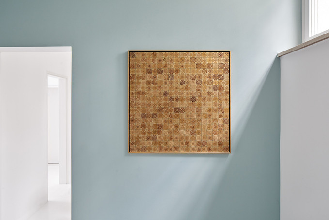Quadratische und hochformatige Naturkunst von Hilde Trip aus goldenem Glücksklee in Frankfurter Galerie
