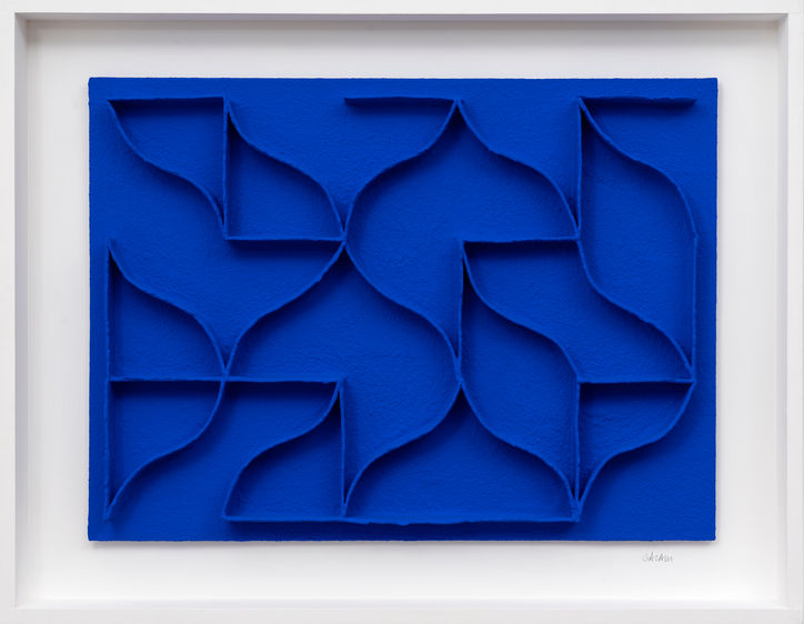 Blaues Kunstwerk Reliefbild von René Galassi im mittleren Querformat mit weißem Rahmen
