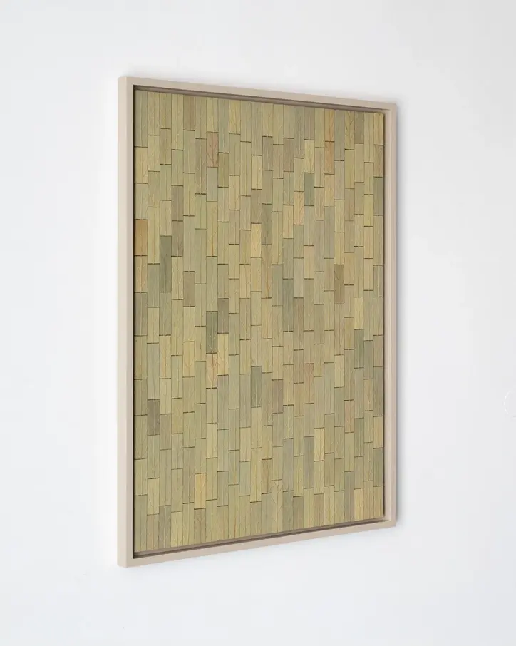Hochformatiges Kunstwerk aus grünen Magnolien Blättern von Hilde Trip an weißer Galeriewand bei Schlieder Contemporary