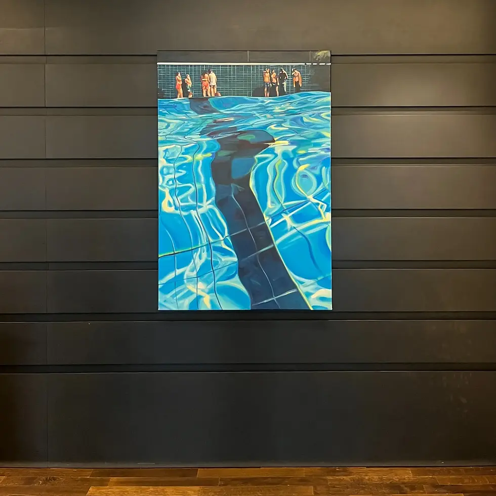 Miniaturbild: Figuratives Bild von Cameron Rudd, verzerrtes Wasser im Schwimmbad, installiert an dunkelbrauner Holzwand